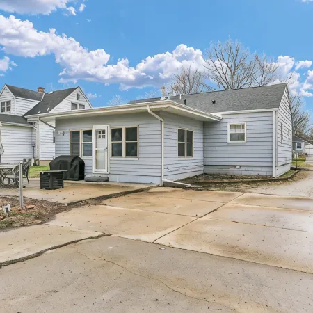 The Charming Home: 3-bedroom house, blocks to downtown Champaign, with WiFi, AC
