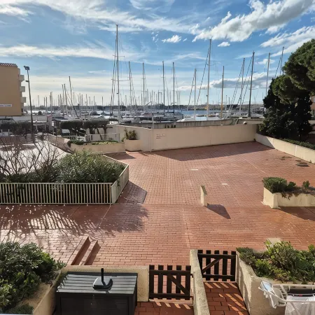 Studio cabin cap d'agde with view of old port