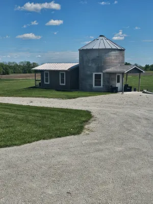 Foxy's Den cozy grain bin cabin with WiFi & AC in serene Kidder. Quiet & serene. - Wifi