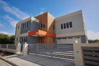 Luxury 6BR Villa w/ Pool, Rooftop Deck & lower level Lounge/ 2 Car garage/AC - 4-Star
