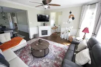 Spacious 5-Bedroom Bungalow in Welcoming Berwyn - Homestays