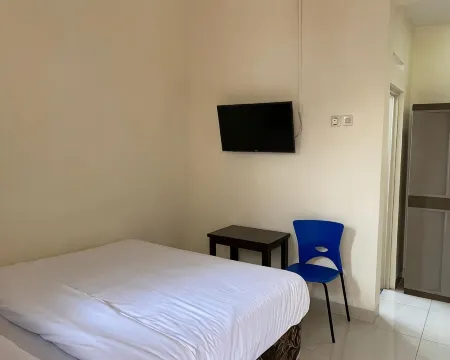 Jatiwinangun Homestay Near Gor Satria Purwoketo Mitra RedDoorz