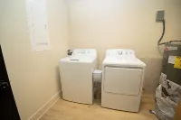 The Aniston; Brand new home in downtown New Albany minutes away from Louisville! - Homestays