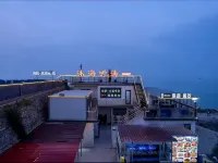 Light Luxury · Listening to the Waves by the Sea Seaview Homestay Hotel di 