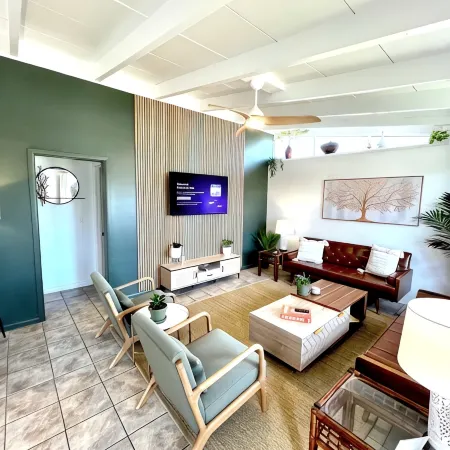3-bedroom Mid-Mod home in Fort Smith with King bed, WiFi