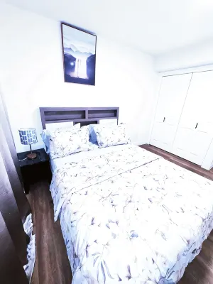 Elegant Modern Suite with Free Parking near Parks, Malls & Transit - บังกะโล