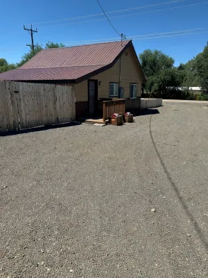Charming 2-bedroom house with WiFi, AC in peaceful Council. Right in town.