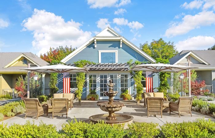 Sonoma Bungalow Studio Suite 6 is located just steps from Historic Sonoma Plaza