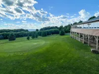 Golf, Outdoor Bar, Restaurant - The Timber Cabin Hotele w: Otisco