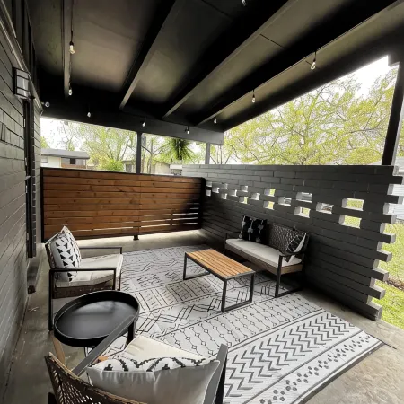 3-bedroom Mid-Mod home in Fort Smith with King bed, WiFi