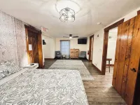 1852 Historic Stone Home in Downtown ! - gimnasio