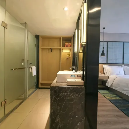 Beiman Hotel (Wuzhou Wanhui Plaza, yingshang High-speed Railway Station)