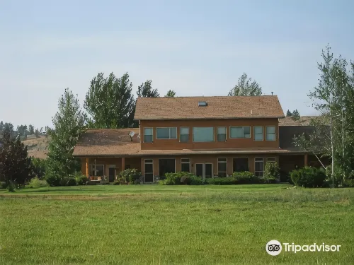 Yellowstone River Lodge - Homestays