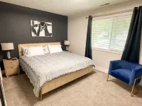 Luxury 4 Bed & 2 Bath Family-sized Home Minutes from Downtown & UNL - Jacuzzi