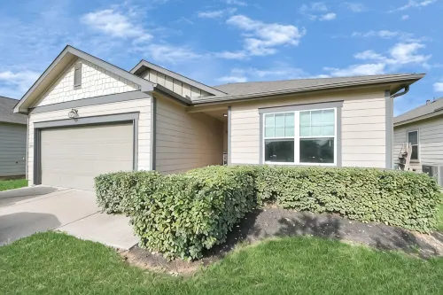 Family-Friendly 4-bedroom Oasis with Fully Equipped Kitchen & Relaxing Vibes.