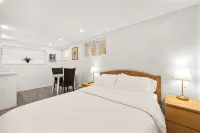 Private newly renovated  1 bed 2 baths suite in central location - 방갈로