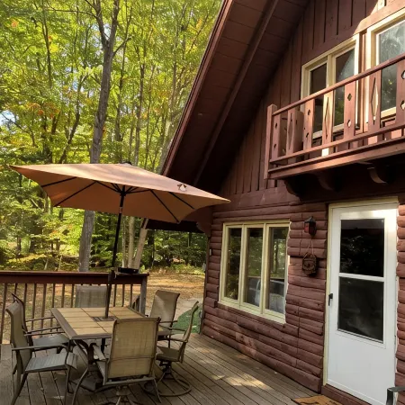Cozy 3-bedroom chalet in lovely Bridgton 1/4 mile from pleasant mountain Skiing