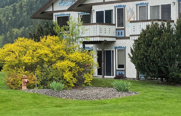 Bright Condo With Views & Easy Access to CDA River.  Minutes From Gondola!