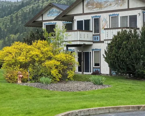 Bright Condo With Views & Easy Access to CDA River. Minutes From Gondola! Hotels in Kellogg