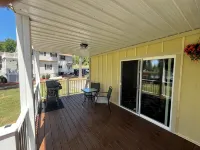 LAKE FRONT WITH GORGEOUS VIEWS & SPACIOUS BACKYARD + LOTS OF AMENITIES - Wifi