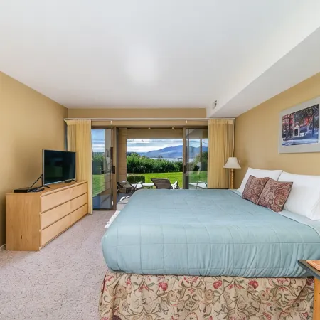 Wapato Point Halmalka Condo 512B Sleeps 8 by Outdoor Pool, Sandy Beach Amenities