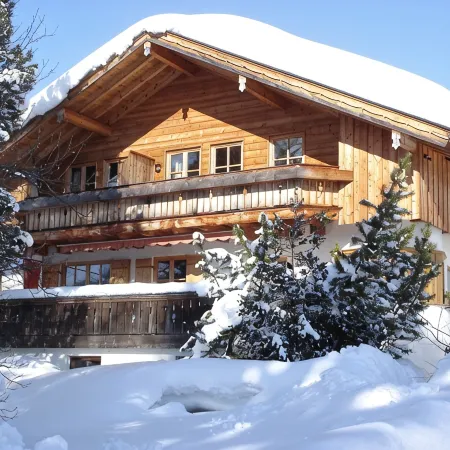 Comfortable, fully furnished apartment with mountain views for 4 people