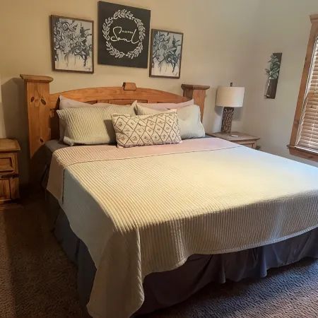 Clean and Cozy 4 Bedroom/4 Bath Cabin in Beautiful Branson West, Relaxing Vaca!