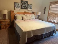 Clean and Cozy 4 Bedroom/4 Bath Cabin in Beautiful Branson West, Relaxing Vaca! - Chalets