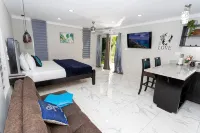 Modern Sea View Renovated Studio Hip Strip - 2 звезды