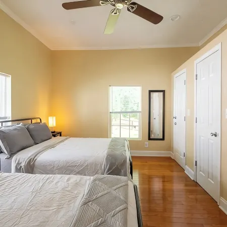 Modern 3-bedroom house, TV each room,big fence yard, Pet stay free, Lighted Deck
