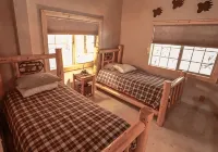 Cozy Cabin with wrap around porch. Walking distance to Chalet View Lodge.
