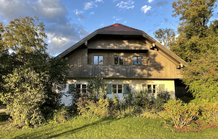 Beautiful vacation home in a large park with mountain views