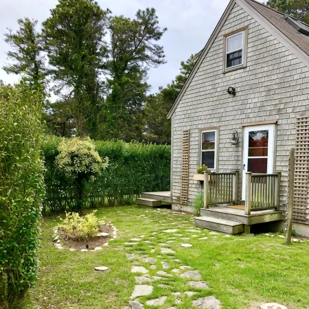 Charming Post and Beam Cottage! Walk to the beach, Tennis, Bike Path, & Shuttle