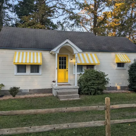 Adorable 1 Bd Cottage for a Fun Couple's Getaway, Central Location, Dog Friendly