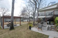 Beautiful Lake Front Home All Decked Out and Ready for Fun - 4つ星