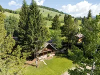 Gardiner Getaway: your cozy cabin near Yellowstone National Park! [Unit 2] - シャレー