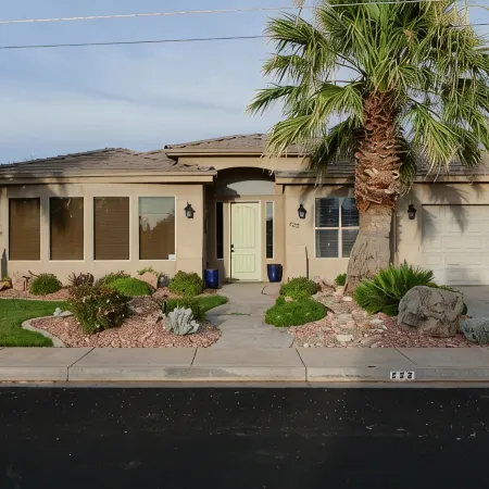 Private Home & Fenced POOL 32'x16', sleeps 15, Jacuzzi, TV/Game rm, Play-Set