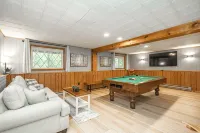 Chalet Lake Harmony Hot Tub Fireplace Pool Table Private Beach Walkable to Lake - Hytter