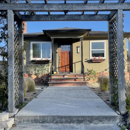 Upscale cottage: First block from the beach