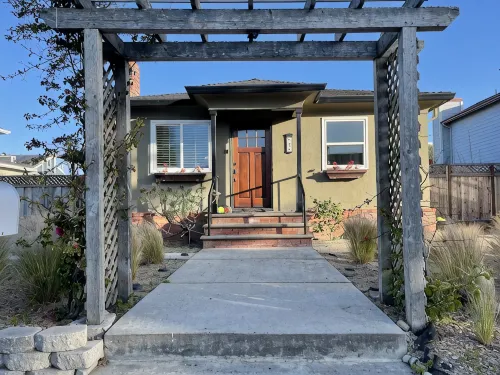 Upscale cottage: First block from the beach - 3-Star