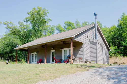 Cozy cabin on Fort Gibson Lake. Pet-Friendly!