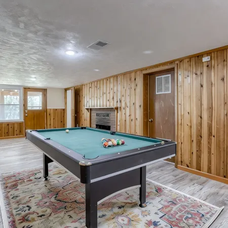 5BD Charming Home - Pool Table & Backyard