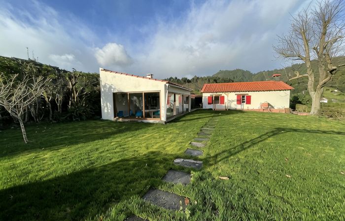 DETACHED HOUSE IN THE CENTER OF VALE DAS FURNAS