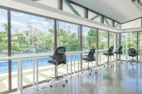 Stylish Apt w/ Mountain Views & Luxury Amenities - gimnasio