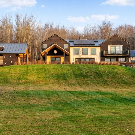 Stowe Woods / Pool, Gym, Tennis Court & BBQ