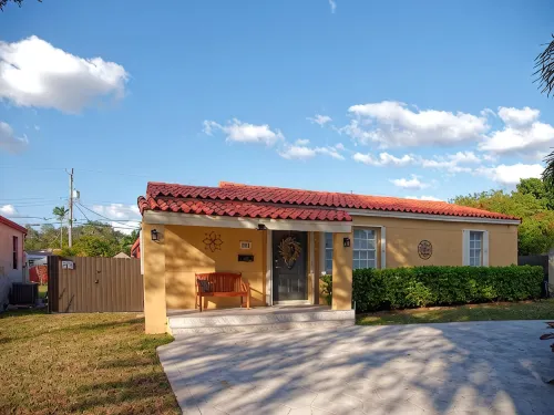 Charming 3-bedroom house in the beautiful Miami Springs - Kitchens