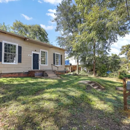 Charming Cottage in historic Nacogdoches. Steps away from the brick streets!