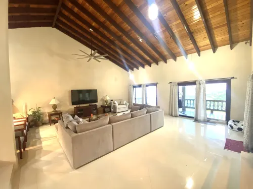Playcation in Paradise villa with endless water view - Parvekkeita