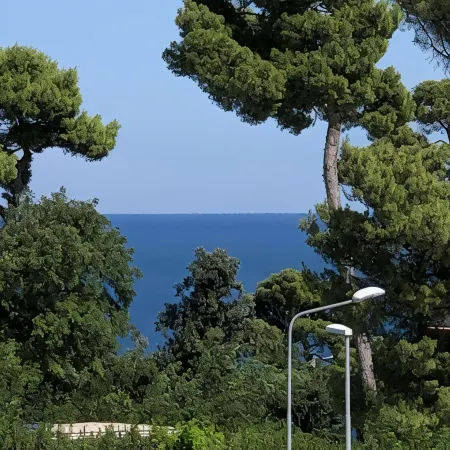 Cottage in the green, a stone's throw from the sea