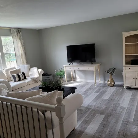 Beautiful 3 Bed, 2 Bath, Sleeps 6, Full Kitchen. Garage. Close to World Cup!